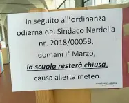  ??  ?? Un cartello di avviso ai genitori in una scuola fiorentina