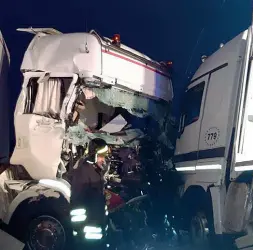  ??  ?? Groviglio di lamiere
Le cabine dei due grossi camion dopo l’incidente lungo la A21 Piacenza-brescia. A sinistra, la vittima: Massimo De Battisti, 57 anni, lascia moglie, figlio e due nipotini