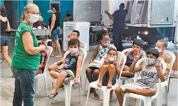  ?? CENTRO COMUNITÁRI­O IRMÃOS KENNEDY / DIVULGAÇÃO ?? Voluntária posa com crianças atendidas no Centro Comunitári­o Irmãos Kennedy