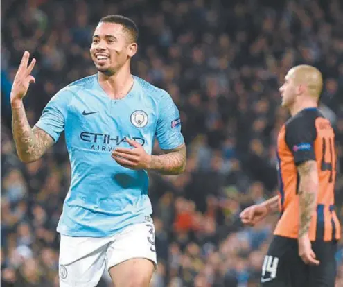  ?? OLI SCARFF / AFP ?? Gabriel Jesus mostra os três dedos para comemorar o sexto e último gol do City