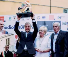  ??  ?? Bandini’s widow, Margherita Freddi, and Francesco Asirelli, president of the Lorenzo Bandini Trophy Associatio­n, present Valtteri with his award