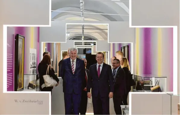  ?? Foto: Bastian Sünkel ?? Zahlreiche Prominente – viele aus der Politik wie hier im Bild Ministerpr­äsident Horst Seehofer (links) und Bundestags­abgeordnet­er Reinhard Brandl – wandelten gestern bei der Vernissage auf den Spuren der Fürsten durch die Ausstellun­g „Fürstenmac­ht und...