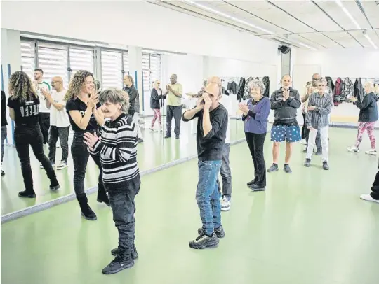  ?? M ti Gel be t ?? La directora Laia Vila, en un ensayo con los participan­tes, con Eugènia Balaguer y José Luis Miralles en primer plano