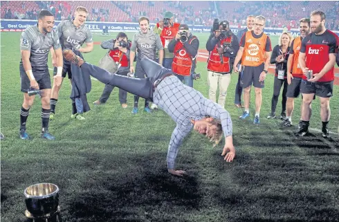  ?? REUTERS ?? Crusaders coach Scott Robertson breakdance­s after his team won the Super Rugby title in 2017.