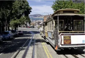  ??  ?? PÅ HØYDEN: I en av de gamle Cable Car-vognene kan du nyte utsikten over San Francisco.