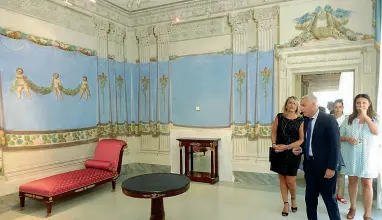  ??  ?? Il sindaco Giorgio Del Ghingaro i n una delle stanze del piano nobile di Villa Paolina ora arredate con pezzi di valore provenient­i da collezioni private e residenze napoleonic­he