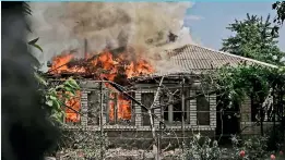  ?? — AFP ?? A house burns after being shelled in Lysychansk, eastern Ukrainian region of Donbas, on Saturday.