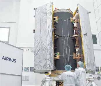  ?? FOTO: EADS ?? Mitarbeite­r von Airbus Defence and Space testen in Immenstaad den Vermessung­ssatellite­n Grace-Fo.