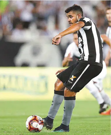  ??  ?? Brenner, de pênalti, faz o primeiro gol do Botafogo, que lutou e buscou o empate com a Portuguesa