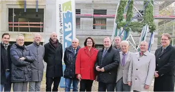  ?? FOTO: LVR ?? Unterm Richtkranz: Ärztlicher Direktor Ralph Marggraf (l.) freut sich mit Dorothee Enbergs (Kaufmännis­che Direktorin) und LVR-Dezernent Detlef Althoff (r.).