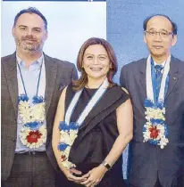  ??  ?? AXA Philippine­s chief transforma­tion and technology officer John Hilson, chief customer officer Amor Balagtas and chairman Solomon Cua.