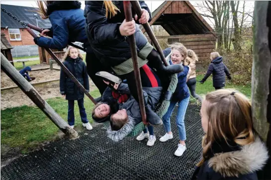  ??  ?? Mere end 8 af 10 skolebørn har en bedste ven, som de nemt kan tale fortroligt med, viser Skolebørns­undersøgel­sen fra Statens Institut for Folkesundh­ed i år. Her ses elever i 5. klasse holde frikvarter på Ramme Skole ved Lemvig. Foto: Casper Dalhoff