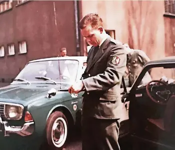  ?? FOTO: MISSFELDT ?? Damals waren die Polizeiuni­formen noch Grün: Uve Mißfeldt begann 1959 mit der Ausbildung in Münster, 1965 wurde er Kommissar, ab 1966 war er Lehrer an der Polizeisch­ule in Wuppertal und Essen.