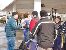  ??  ?? Operativo limpieza. Grasso, dando instruccio­nes ayer a militantes.