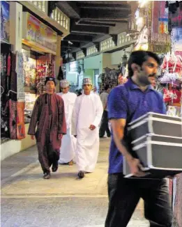  ??  ?? Auf dem Mutrah Souk in Muscat geht es im Vergleich zum Trubel auf