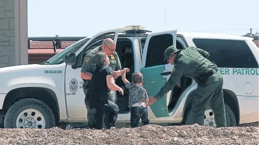  ?? Afp ?? FRONTERA. Muchos de los migrantes solicitan asilo en EEUU y tras un juicio exprés quedan sujetos a órdenes de deportació­n.