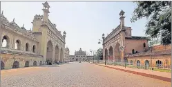  ?? HT ?? The road in front of the Bada Imambada in Lucknow deserted in view of the corona curfew.