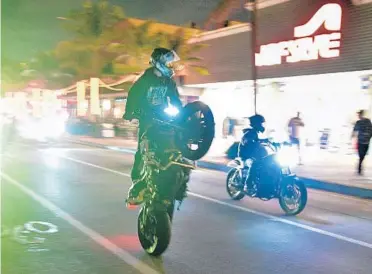  ?? MICHAEL LAUGHLIN/ SOUTH FLORIDA SUN SENTINEL ?? Motorcycli­sts head north on State Road A1A near Las Olas Boulevard on Thursday. After a rise in complaints, Fort Lauderdale leaders are asking police to crack down on speeding riders.