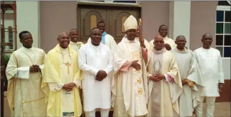  ??  ?? Enugu State Governor, Ifeanyi Ugwuanyi (third left); Catholic Bishop of Enugu Diocese, Most Rev. Dr. Callistus Onaga (middle); Chief of Staff to the Governor, Dr. Festus Uzor (right); Monsignor Obiora Ike (second left) and other priests during the...