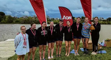  ?? ?? The champion Otago women’s eight with the Tamaki Cup.