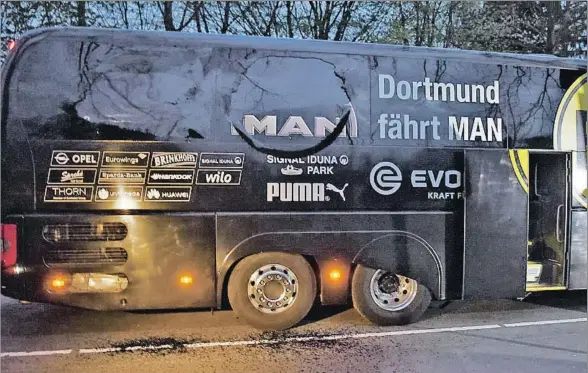  ?? PATRIK STOLLARZ / AFP ?? El autocar del Borussia Dortmund acabó con dos lunas rotas y otros desperfect­os y se detuvo en el lugar de una de las explosione­s