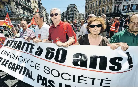  ?? GERARD JULIEN / AFP ?? Debate permanente. La reforma de las pensiones lleva discutiénd­ose dos décadas en Francia, tiempo durante el cual se han acometido reformas parciales y limitadas. En la imagen, una protesta del año 2010 en Marsella