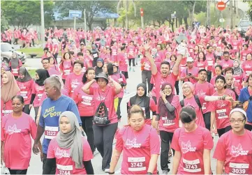  ??  ?? City folk join in the ‘Rock Solid Pink Walk and Run’ programme to show their support for the ‘Stop Sexual Exploitati­on Again Children’ campaign. — Bernama photo