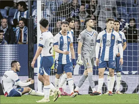  ?? FOTO: PERE PUNTÍ ?? Los jugadores del Espanyol, lamentándo­se del gol encajado del Tenerife in extremis por culpa del despiste colectivo final