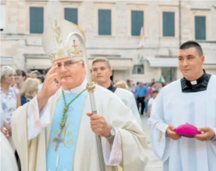  ??  ?? Mons. Uzinić smatra da su totalitari­zmi osuđeni i na državnoj i društvenoj razini, ali ne u dovoljnoj mjeri