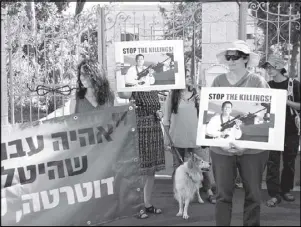  ?? REUTERS ?? Protesters hold placards as they demonstrat­e outside the residence of Israeli President Reuven Rivlin during his meeting with President Duterte in Jerusalem yesterday.