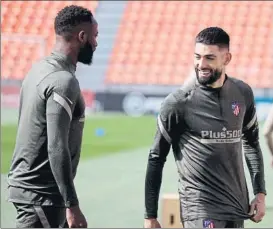  ?? FOTO: EFE ?? Moussa Dembélé y Yannick Carrasco en el entrenamie­nto de ayer