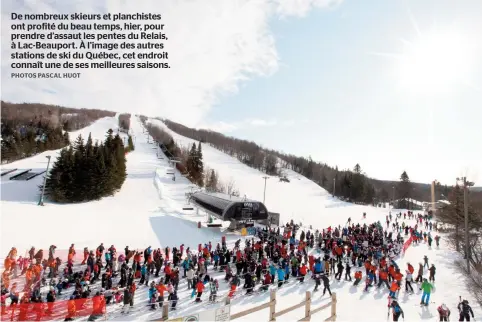  ??  ?? De nombreux skieurs et planchiste­s ont profité du beau temps, hier, pour prendre d’assaut les pentes du Relais, à Lac-beauport. À l’image des autres stations de ski du Québec, cet endroit connaît une de ses meilleures saisons.