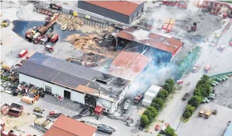  ?? FOTO: HEINZ MAUCH ?? Bis Sonntagmit­tag waren die Feuerwehre­n am Wertstoffh­of mit dem Großbrand beschäftig­t.