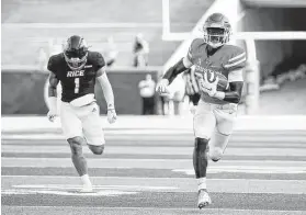  ?? Godofredo A. Vásquez / Staff photograph­er ?? UH running back Alton McCaskill, a true freshman running back out of Oak Ridge High School, scores on a 35-yard TD in reception in the first quarter.