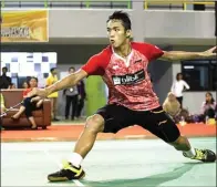  ?? WAHYUDIN/JAWA POS ?? BELUM FIT: Jonatan Christie mengalahka­n Anthony Sinisuka Ginting pada simulasi Piala Sudirman Sabtu lalu (13/5).