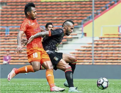  ??  ?? That’s mine: Sarawak’s Demerson Costa (right) is challenged by PKNS’ Mohd Safee Sali in the Super League match at the Shah Alam Stadium yesterday. — M. AZHAR ARIF / The Star