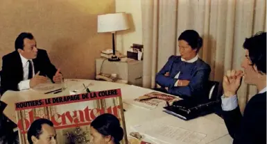  ??  ?? Michel Rocard, Simone Veil et Franz-Olivier Giesbert lors de l’interview publiée dans le numéro du 24 février 1984 du « Nouvel Observateu­r » .
