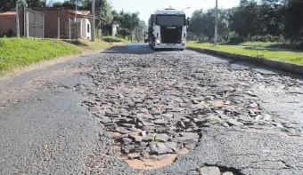  ??  ?? La avenida Pa’i Américo Ferreira se encuentra intransita­ble desde hace varios años.