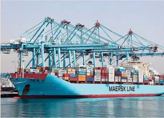  ?? ?? Un buque de Maersk cargado de contenedor­es.