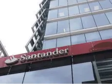  ?? FOTO: ANDRES PEREZ ?? Santander envió ayer un correo a sus clientes anunciando la medida.