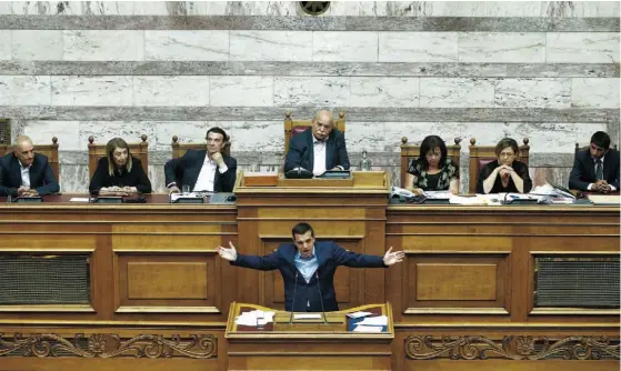  ??  ?? Alexis Tsipras foi ontem ao Parlamento defender o acordo que pode pôr fim a três décadas de disputa com o país vizinho