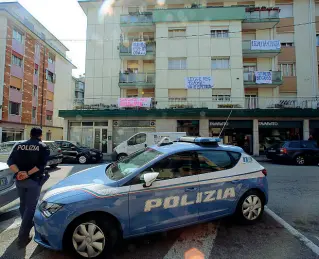  ??  ?? Tensioni Una pattuglia della polizia davanti al condominio della protesta