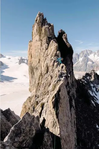  ??  ?? Aiguille d’Entrèves généreuse de verticalit­é.