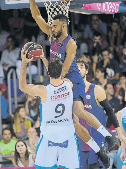  ?? FOTO: MANEL MONTILLA ?? Adam Hanga, alero del Barça, intenta taponar a nacho Llovet, del Obradoiro, en el encuentro de ayer en el Palau Blaugrana