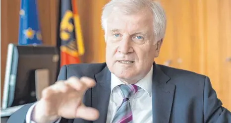  ?? FOTO: MARCO URBAN ?? Horst Seehofer sagt, das Grundrecht auf Asyl stehe nicht zur Dispositio­n. Und er glaubt, den „Spuk der AfD“beenden zu können.