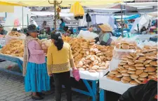  ??  ?? Mujeres en un mercado en Achacachi, en La Paz. Esta localidad es considerad­a un bastión del expresiden­te Evo Morales.
