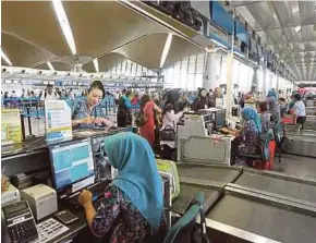  ?? [ FOTO HIASAN ] ?? Pertumbuha­n trafik penumpang diunjur kekal dalam zon positif didorong jumlah penumpang antarabang­sa lebih tinggi.