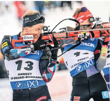  ?? FOTO: JEFF PACHOUD/DPA ?? Zielsicher und erfolgreic­h: Der Norweger Johannes Dale (l.) gewinnt den 15-Kilometer-Massenstar­t der Biathleten beim Weltcup in Le Grand Bornand.