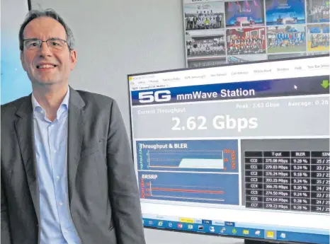  ?? FOTO: FG ?? Paul Lüsse, Netzplaner bei der Netcom BW, freut sich: Das drahtlose Internet über die Röhlinger Basisstati­on erreicht eine Datenrate von über 2,6 Gigabit pro Sekunde.