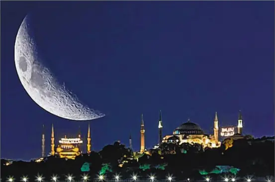  ?? ?? Malam nan indah di Hagia Sophia dan Masjid Biru dengan bulan sabit di Turkey. – Foto Getty Images